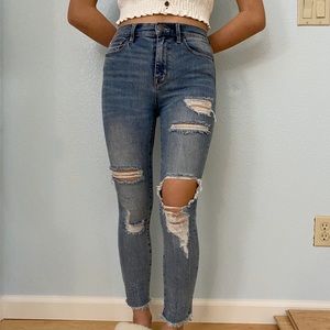 URBAN OUTFITTERS RIPPED JEANS